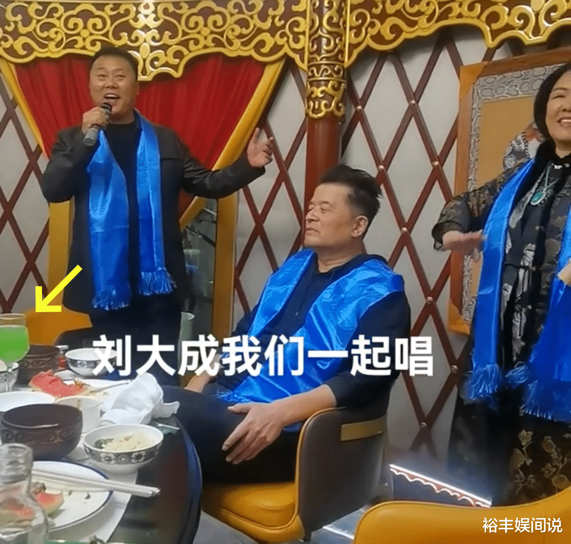 毕福剑与《星光大道》歌手聚会！现场不断抖腿，不喝酒改喝果汁