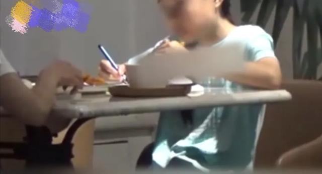 47岁袁泉去开家长会！全班家长就她穿的最朴素，学费每年才8.8万