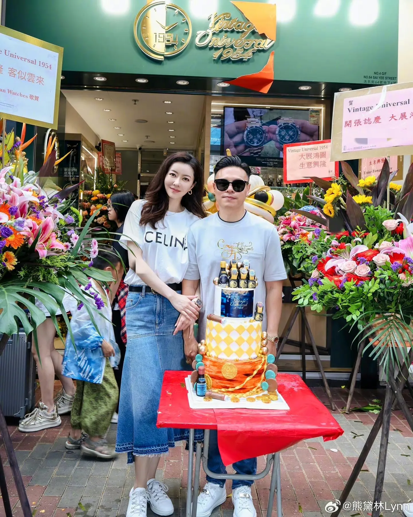 熊黛林老公名表店开业,全家总动员出席支持,二姐郭可盈打扮粉嫩