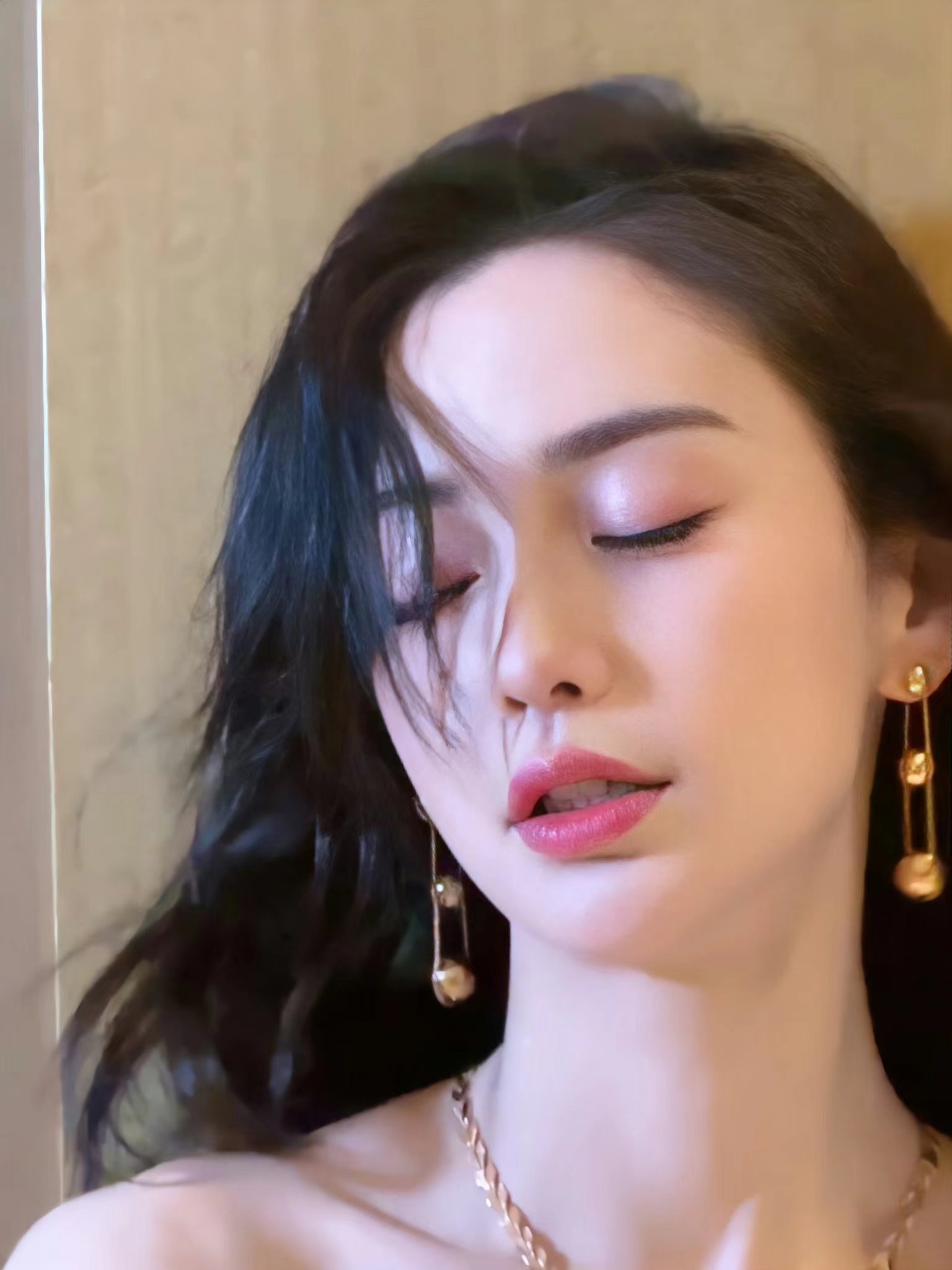 Angelababy粉裙魅影,镂空设计的连衣裙,事业线明显