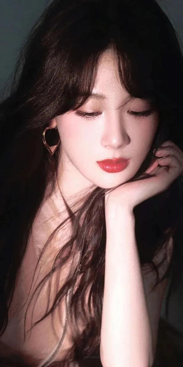 31岁杨紫晒封面照,穿五套高定诠释多彩人生,简直是美神降临!