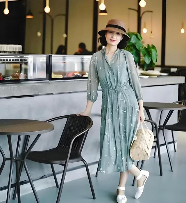 人到中年如何搭配？记住2个窍门，优雅提气质，和同龄人拉开差距