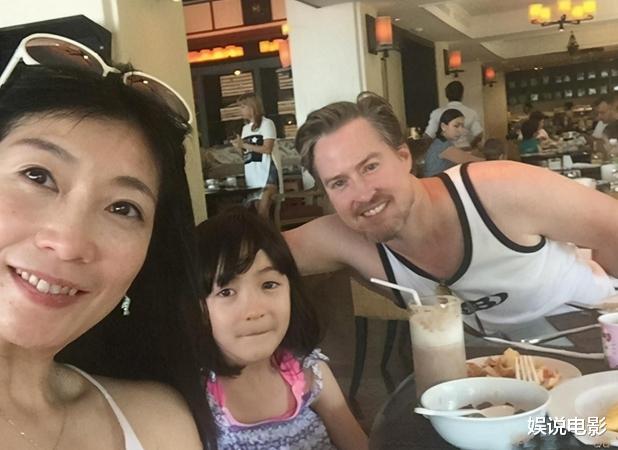 黄嘉千离婚后,带女儿夏天现身,夏天长成美少女