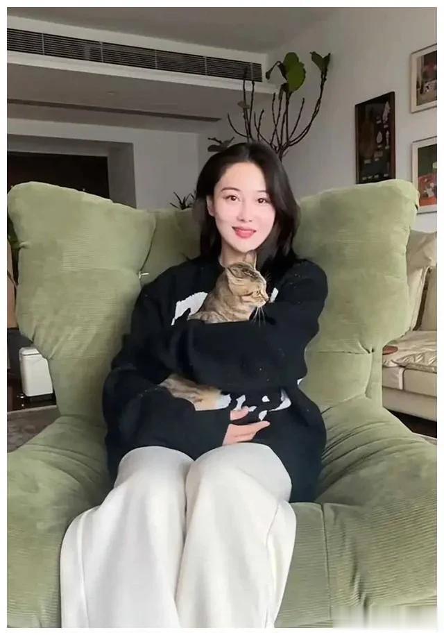 早期的张馨予果然真是“大号的水蜜桃”,她的这些造型谁都顶不住