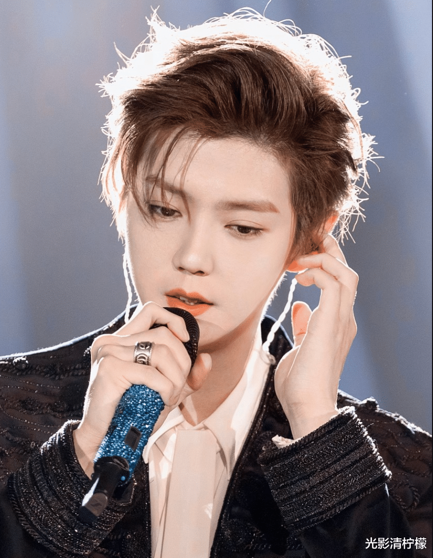 鹿晗ins关注韩团新晋长腿女神,网友:高配版关晓彤?