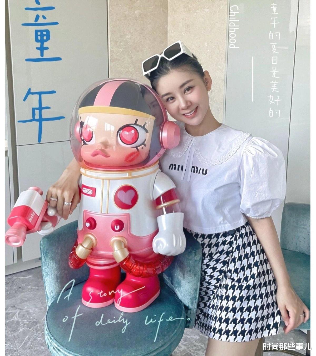 二胎后李小萌变“大号水蜜桃”，阔腿裤+小背心，38岁又欲又成熟