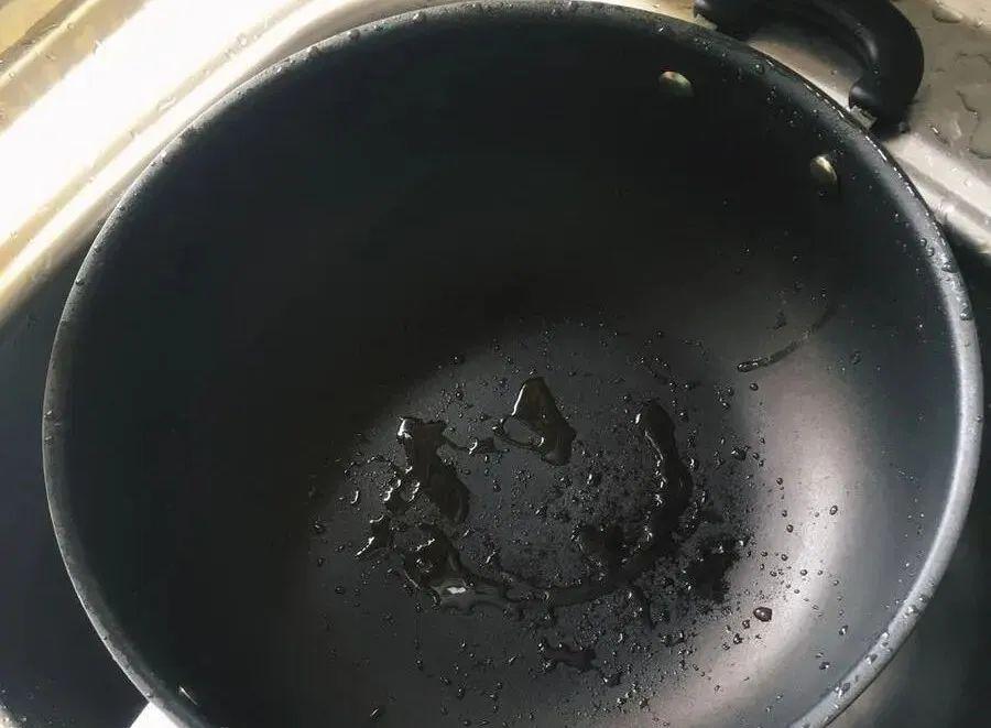 刚炒完菜的锅，为啥不能立马用水冲？听大厨说完，原来我一直做错