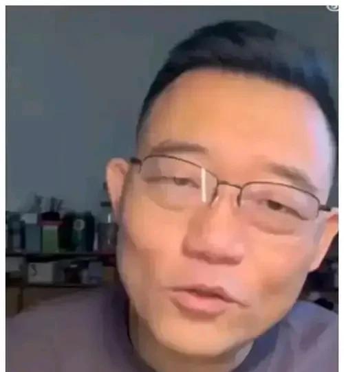 德云社在北展大封箱,郑好出现在开场走秀环节,观众欢声雷动!