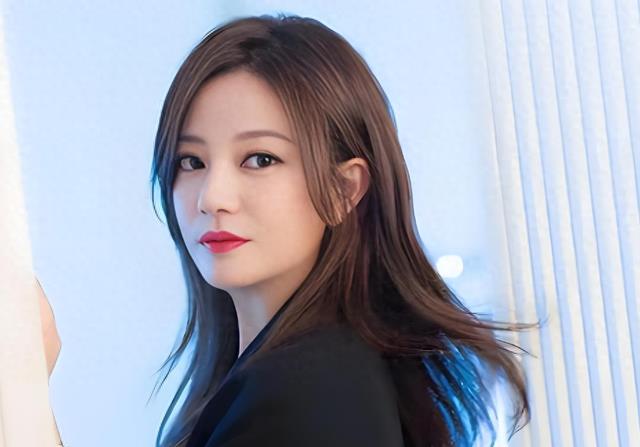 47岁赵薇现身北京机场,包裹严实仍被认出!退圈后身材走样严重!