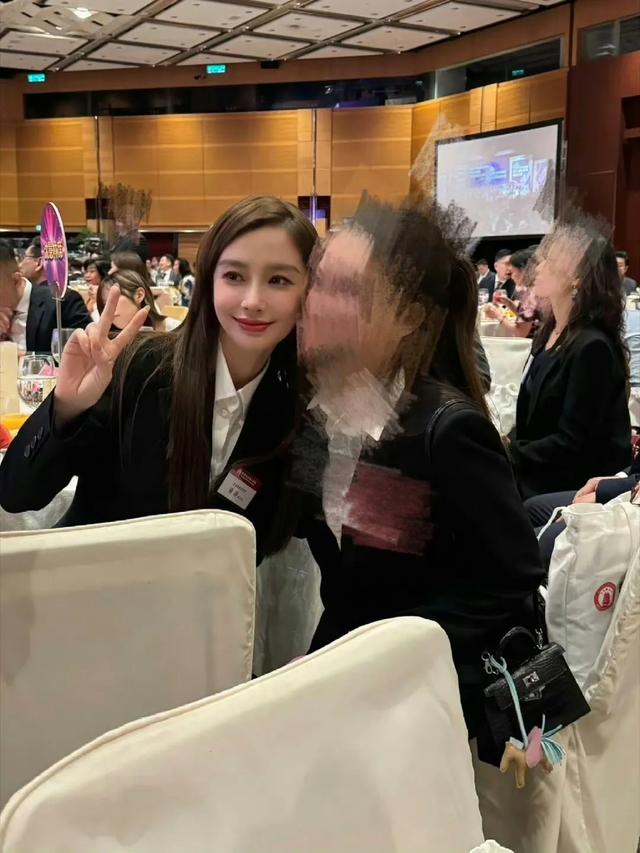 离婚2年！黄晓明叶珂约会十指紧扣，叶珂身材秒杀baby