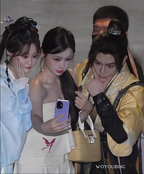 疑似真机陆续曝光,姜海荣晒出荣耀300旷野舷窗后摄模块新设计