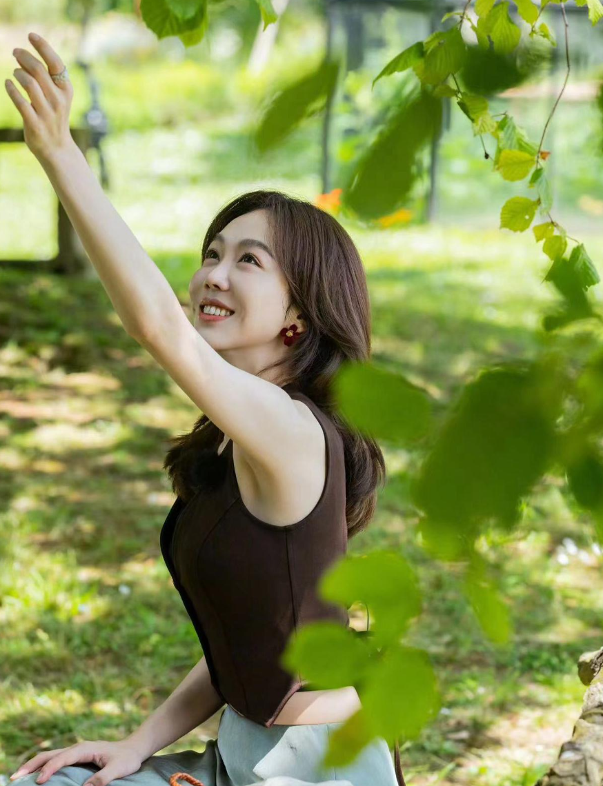 姜妍被曝结婚多年,丈夫帅气正面的照片被曝光,是北京某银行支行行长