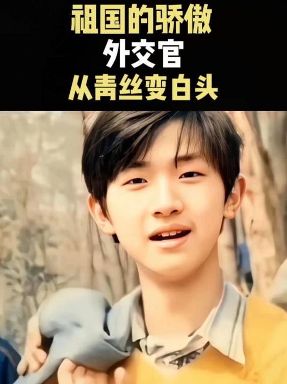 汪文斌柬埔寨被偶遇,入乡随俗穿本地服饰,脚上的人字拖太亮眼