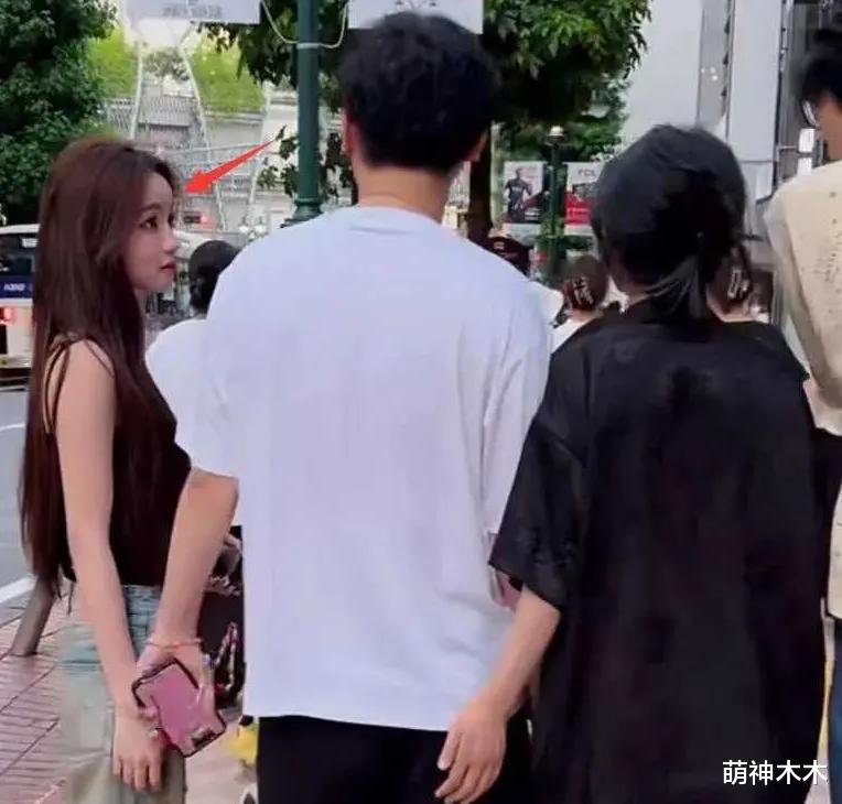 王思聪带女友现身成人店,偷偷点赞前女友美照,新欢旧爱暗中较劲