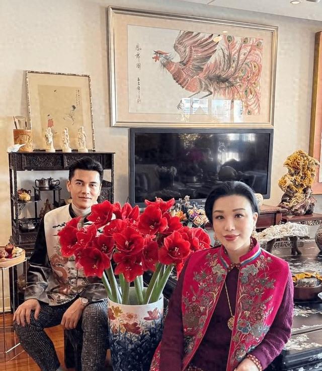 68岁吕良伟豪宅内景曝光!名画古董靓花摆满屋,奢华极具古典气息