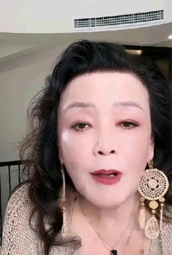 小杨阿姨给琳琳泡豌豆泥泥面 网友却发现 玥儿和小杨阿姨穿同款衣服