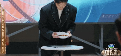 40岁金莎和小19岁的男友演母子？内娱真的疯了……