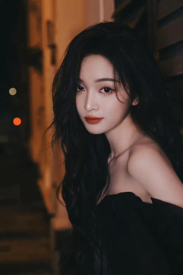 火箭少女合体孟美岐站C位遭网友吐槽:德不配位!