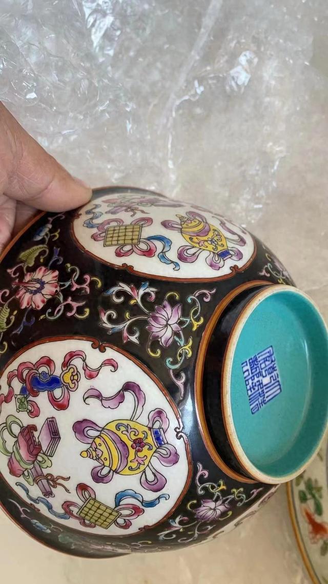清乾隆 墨地珐琅彩开光八吉祥纹碗亮相第14届古玩艺术品博览会