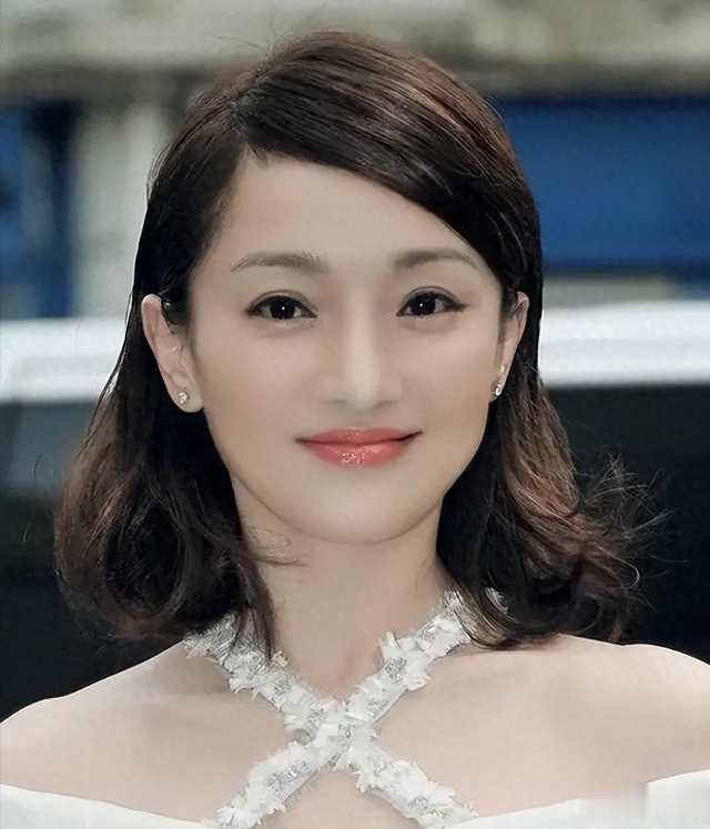 周迅十七岁时,潘鸿海给她画了26幅“人体画”现在一幅价值千万