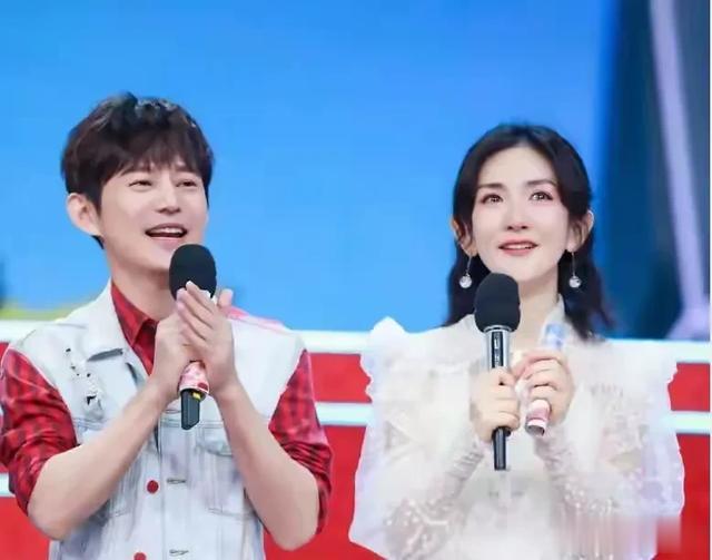 50岁何炅终于有了归宿？“新女友”身份曝光，网友：怎么又是她？