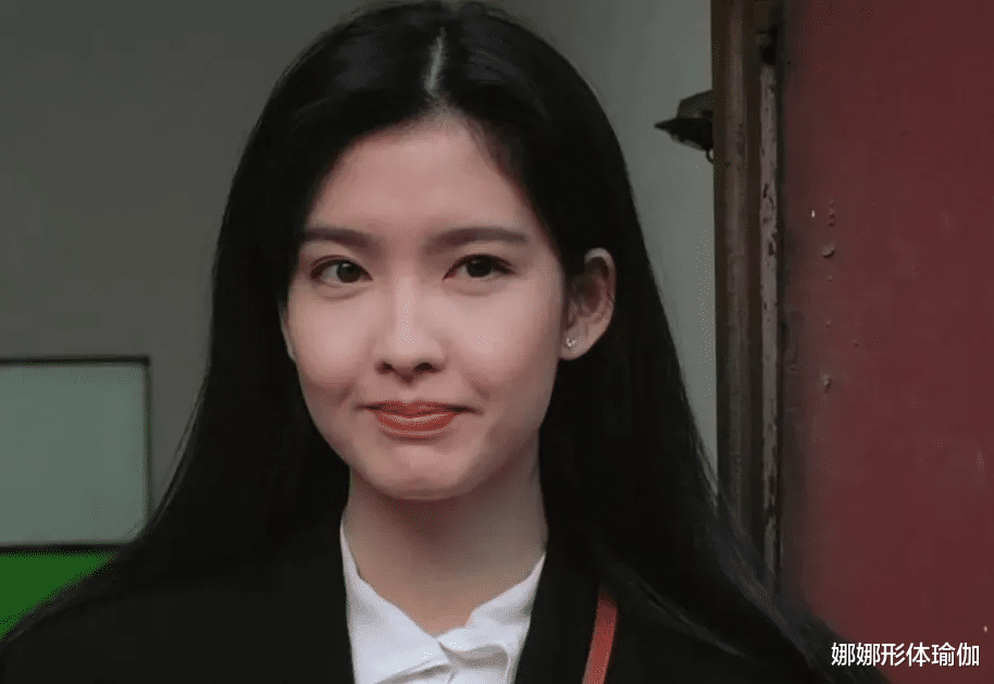 56岁周慧敏跑步健身,尽显细腰长腿,网友:太美了,年轻时也不过如此