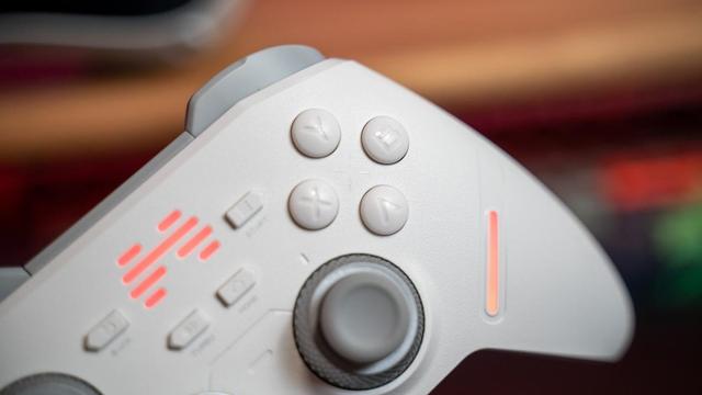 全明星配置、双TMR、智控:手柄界的老大哥,上手北通鲲鹏40