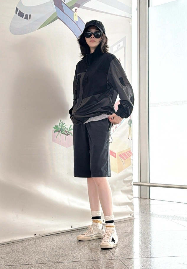 49岁梅婷“酷飒girl”穿搭法则:不染发、T恤短裤,也高级感十足