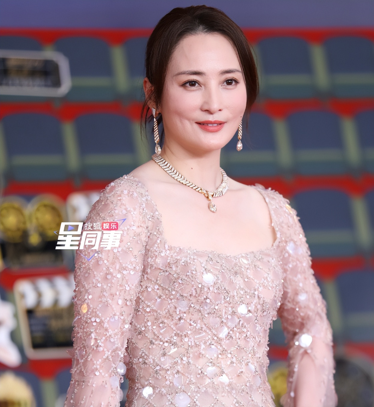 微博电影之夜,被笑不露齿的蒋勤勤惊艳,身材丰满有料艳压群芳