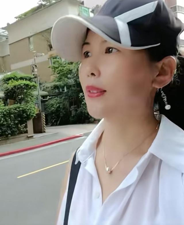 汪小菲家的保姆更新动态，大S如今可能陷入了进退两难的境地