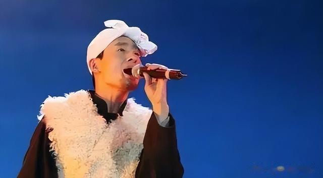 事实证明，如今“装疯卖傻”的歌手阿宝，已经活成了一个笑话