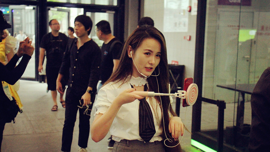 从电商运营到直播新星：一位23岁青年的职业转型挑战与机遇