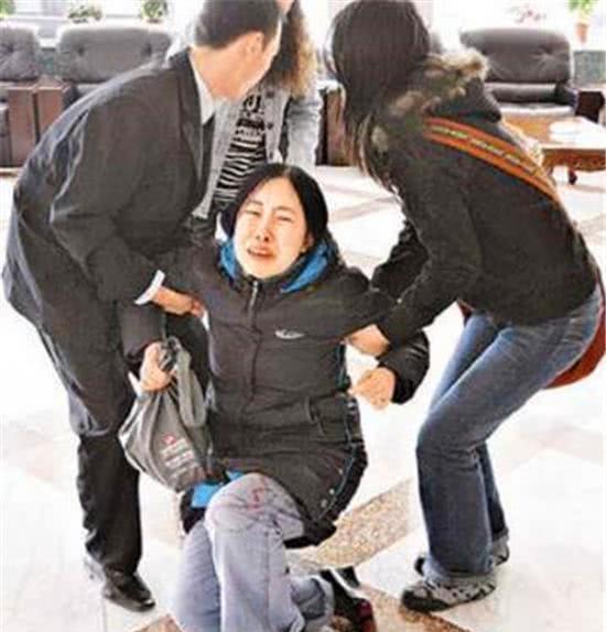 为了追星逼父割肾跳桥,卖掉家里唯一的房子,17年过去现状如何?