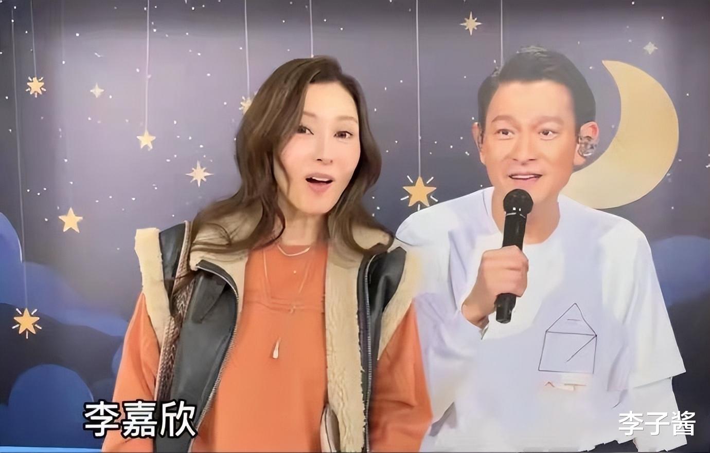 郭晶晶携老公过二人世界，新造型非常淑女，老公还帮忙拿保温杯