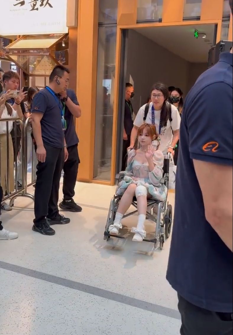 歌手黄霄雲突遭车祸伤及面部,仍坚持赴约演出,导演感动落泪!