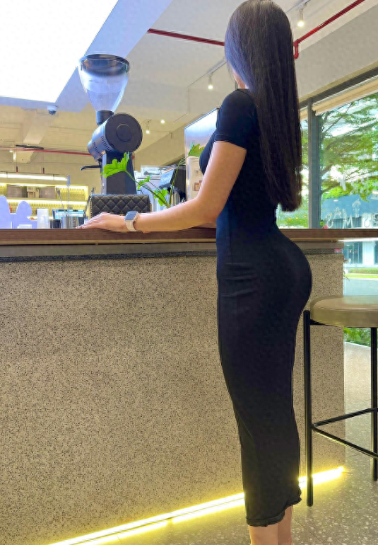 越南健身达人,105斤的体重,柯基臀完胜李菲儿