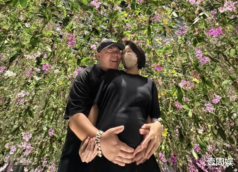 34岁郝劭文终于当爹！二婚妻子孕肚大如箩，两人搂抱一起难掩幸福