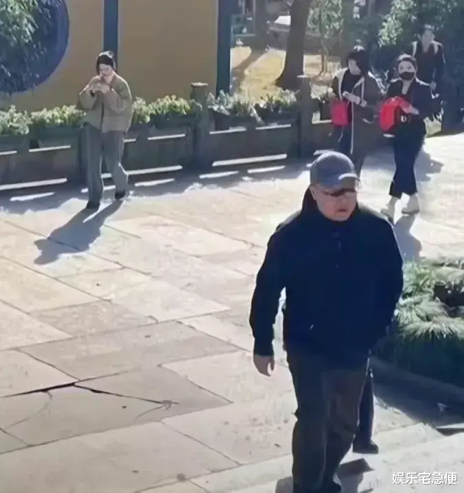 55岁窦唯罕露面!发福头发秃顶,变化大到无人识,在灵隐寺瞎溜达