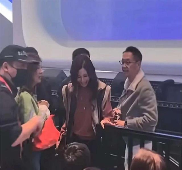赌王四太看刘德华演唱会,背俩35万包包好耀眼,却被郭晶晶抢镜