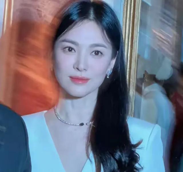 高圆圆淡定自若,没获主办方照顾也努力社交,也不嫉妒宋慧乔