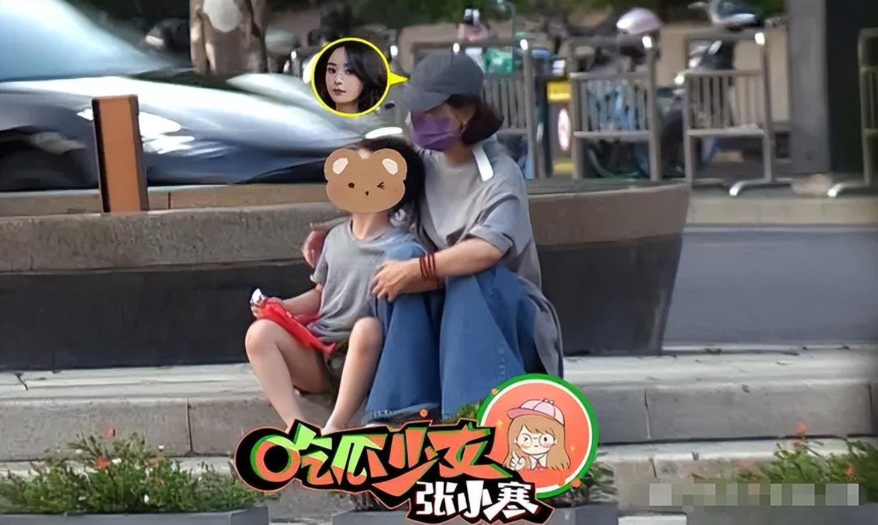 赵丽颖携子公园溜达,母子互动有爱,想想特黏妈妈