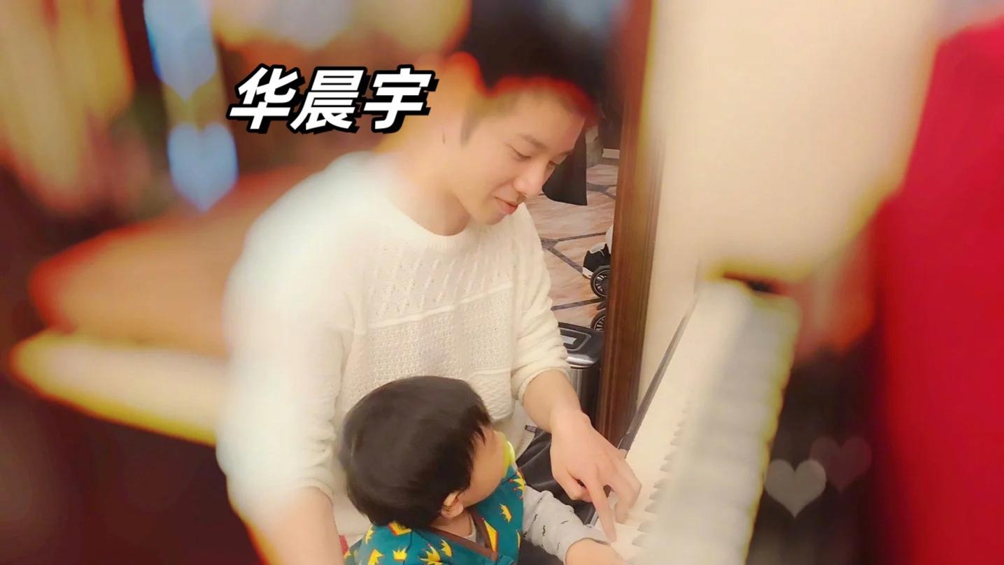 张碧晨女儿学校被偶遇，5岁华迎辰就读国际学校，酷似爸爸华晨宇