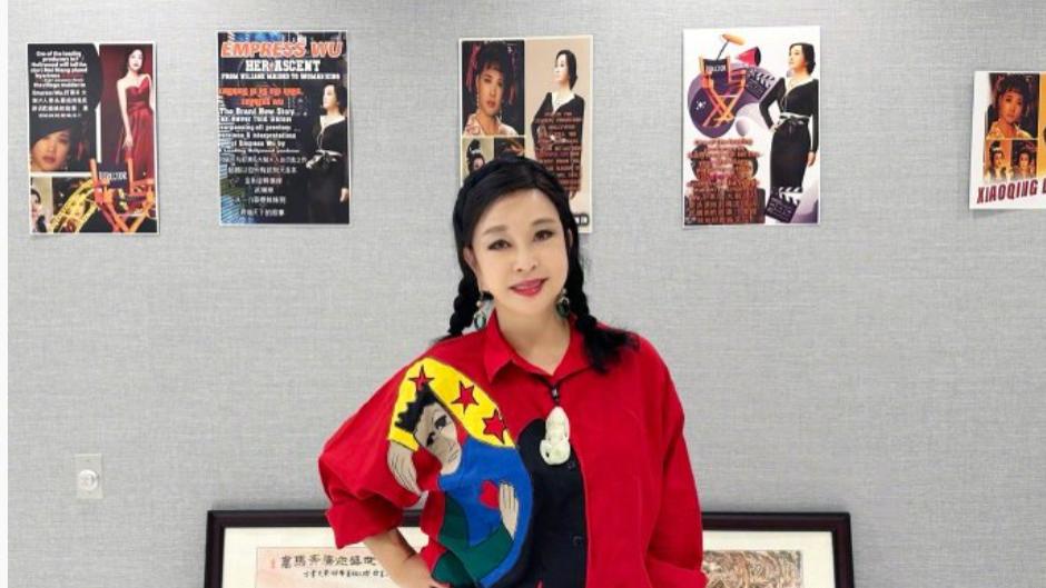 刘晓庆在美国豪宅晒照，73岁穿红穿花浓妆艳抹，奶奶的年纪却比小姑娘还时髦