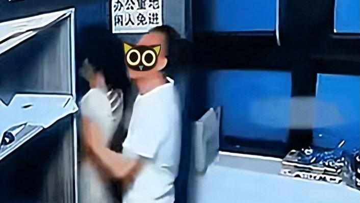 老板等女员工下班，熄灯前的一幕很诡异，其他员工质疑两人的关系