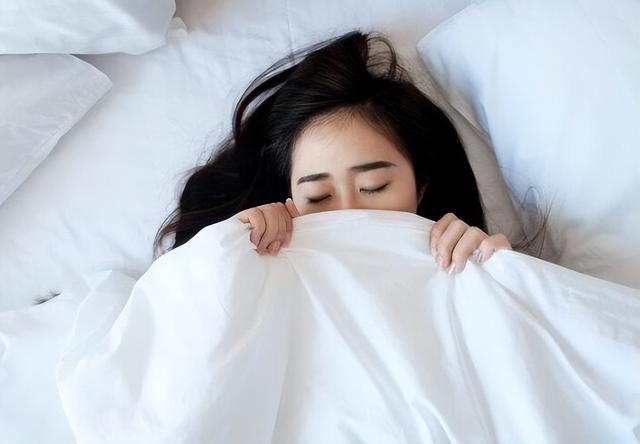 大家都被“8小时睡眠论”欺骗了？50岁后，最佳睡眠时长是多少？