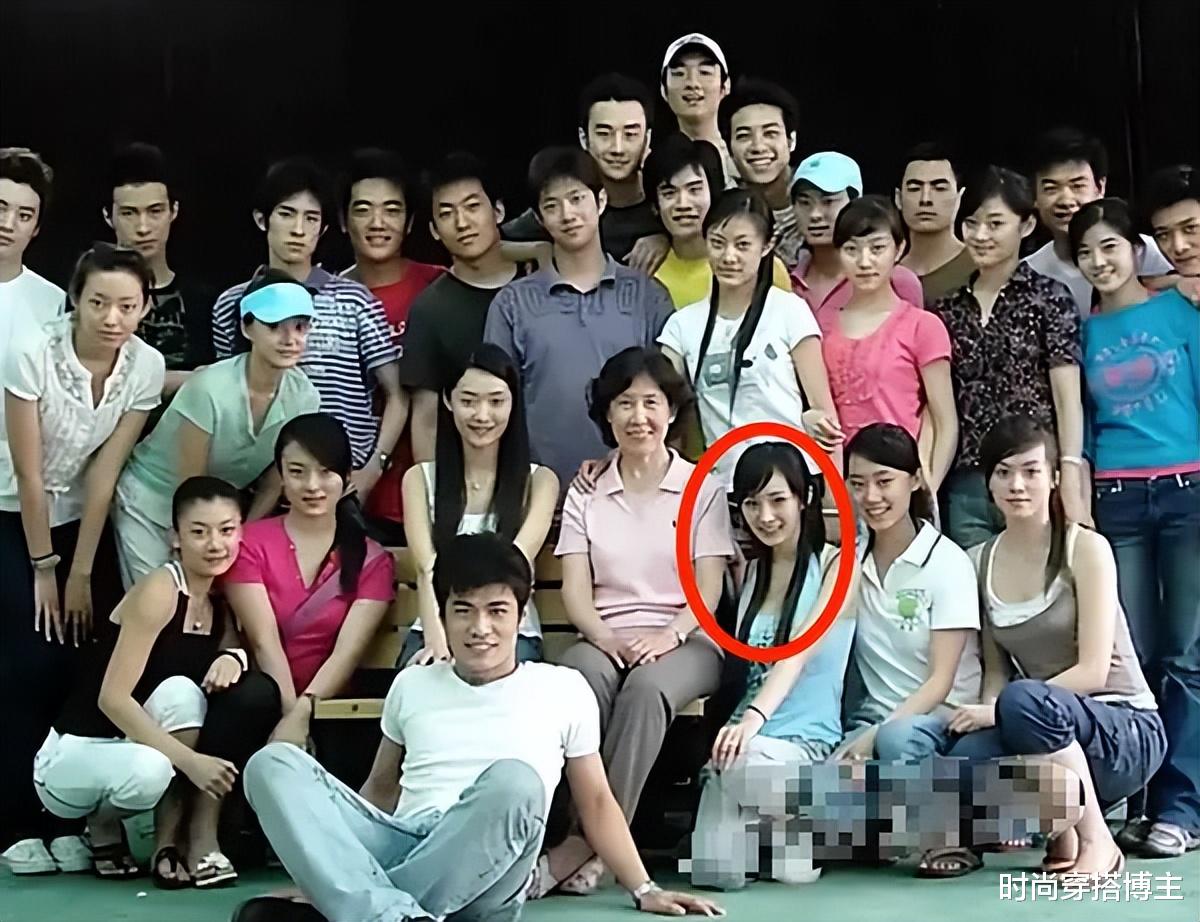 杨幂担任北电考试老师,学生夸她脸小腿超细,小动作暴露了细节