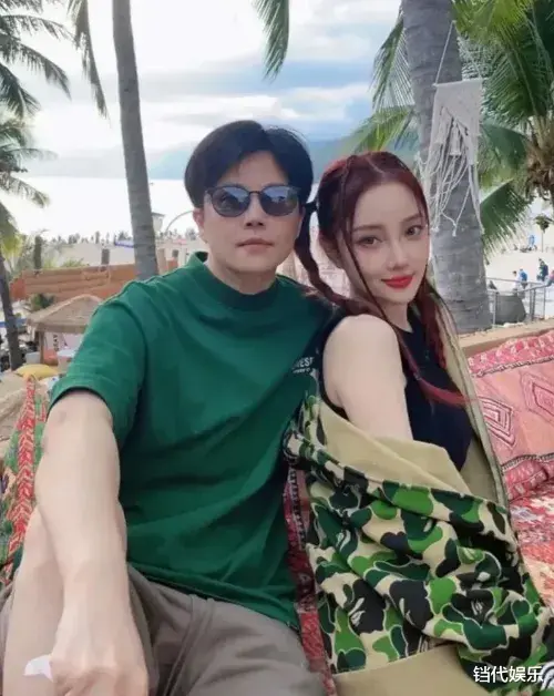 李小璐一家六口罕见同框,打扮清纯比弟媳还嫩,但68岁妈妈气质更出众