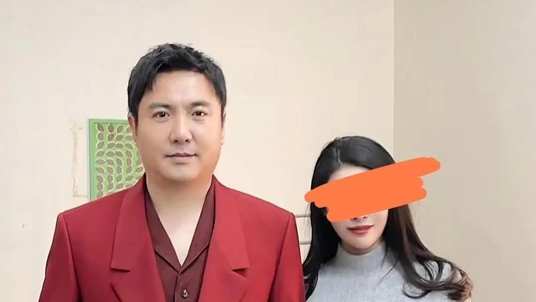 曝娱乐圈二字影帝出轨！带嫩模去KTV卫生间，亲热时被服务员撞见