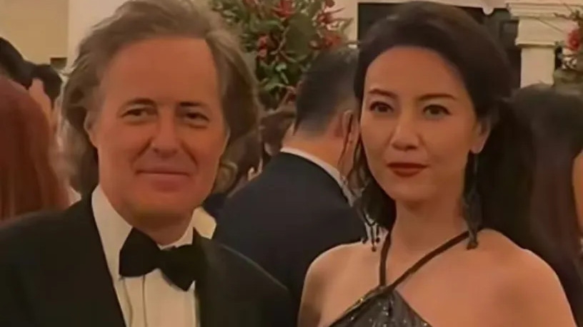 45岁高圆圆现身奢牌晚宴，撞脸李嘉欣气质变丰韵，被赞优雅老去