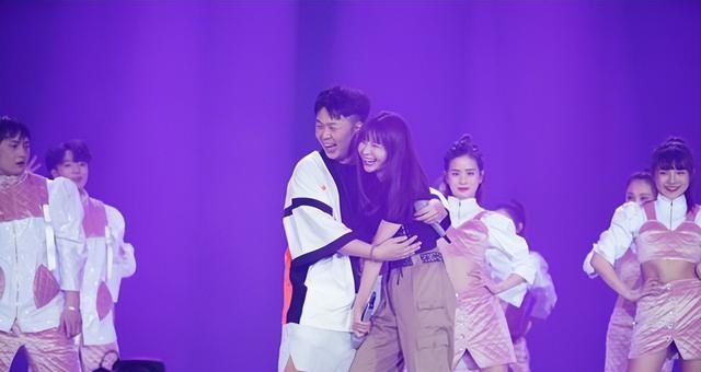 快乐家族解散2年后：何炅扯开了内娱“破口子”，37岁杜海涛栽了